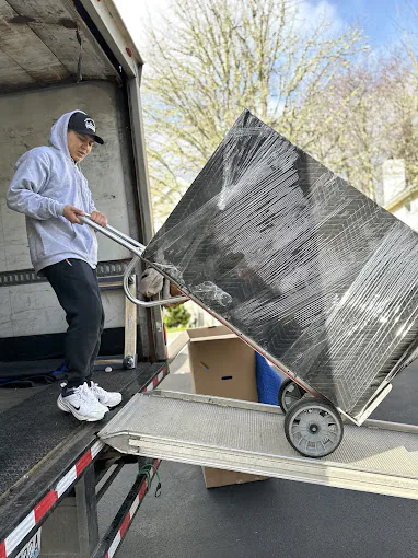 ASYL Movers crew at work — photo 3