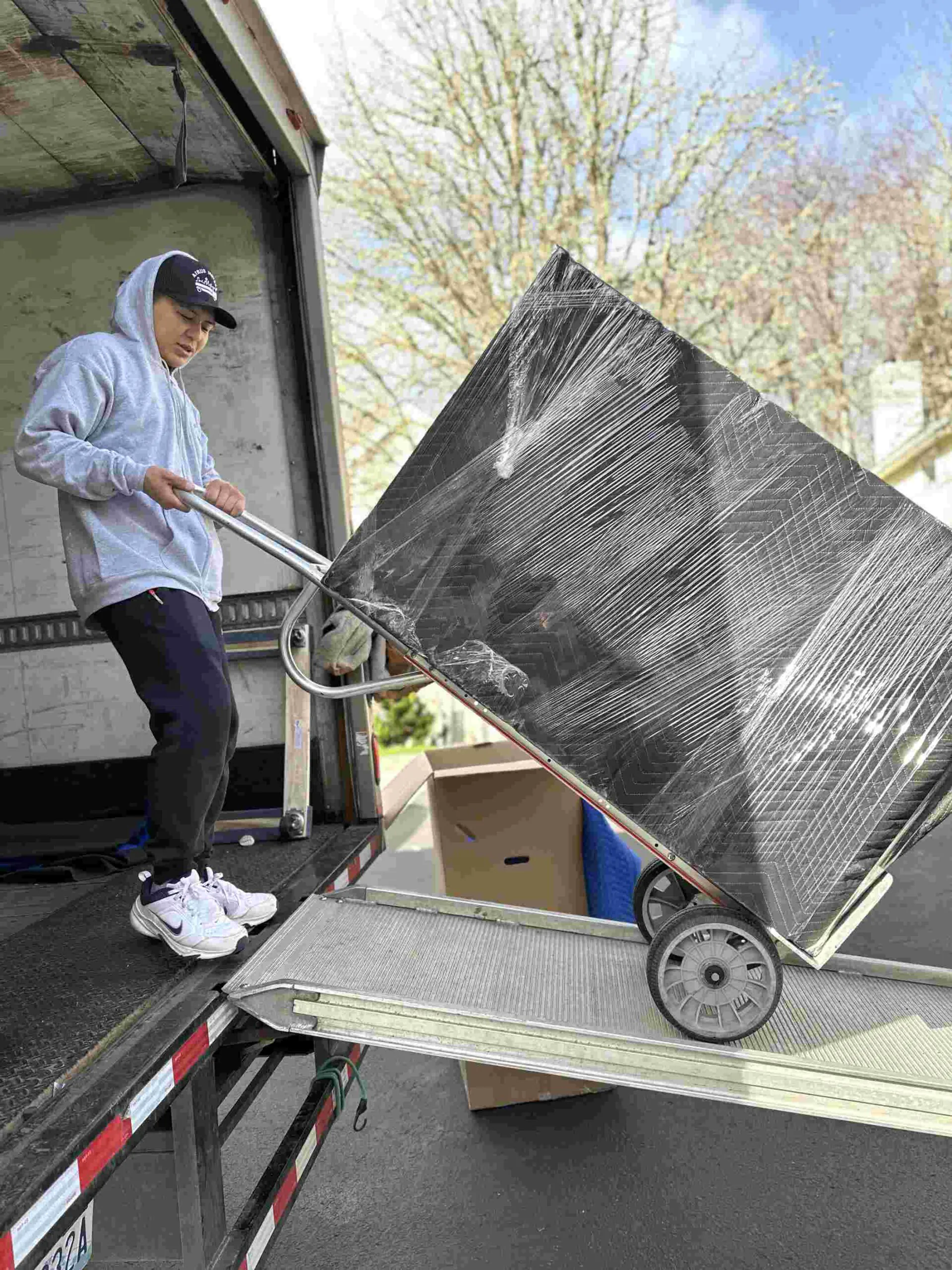ASYL Movers crew at work — photo 2