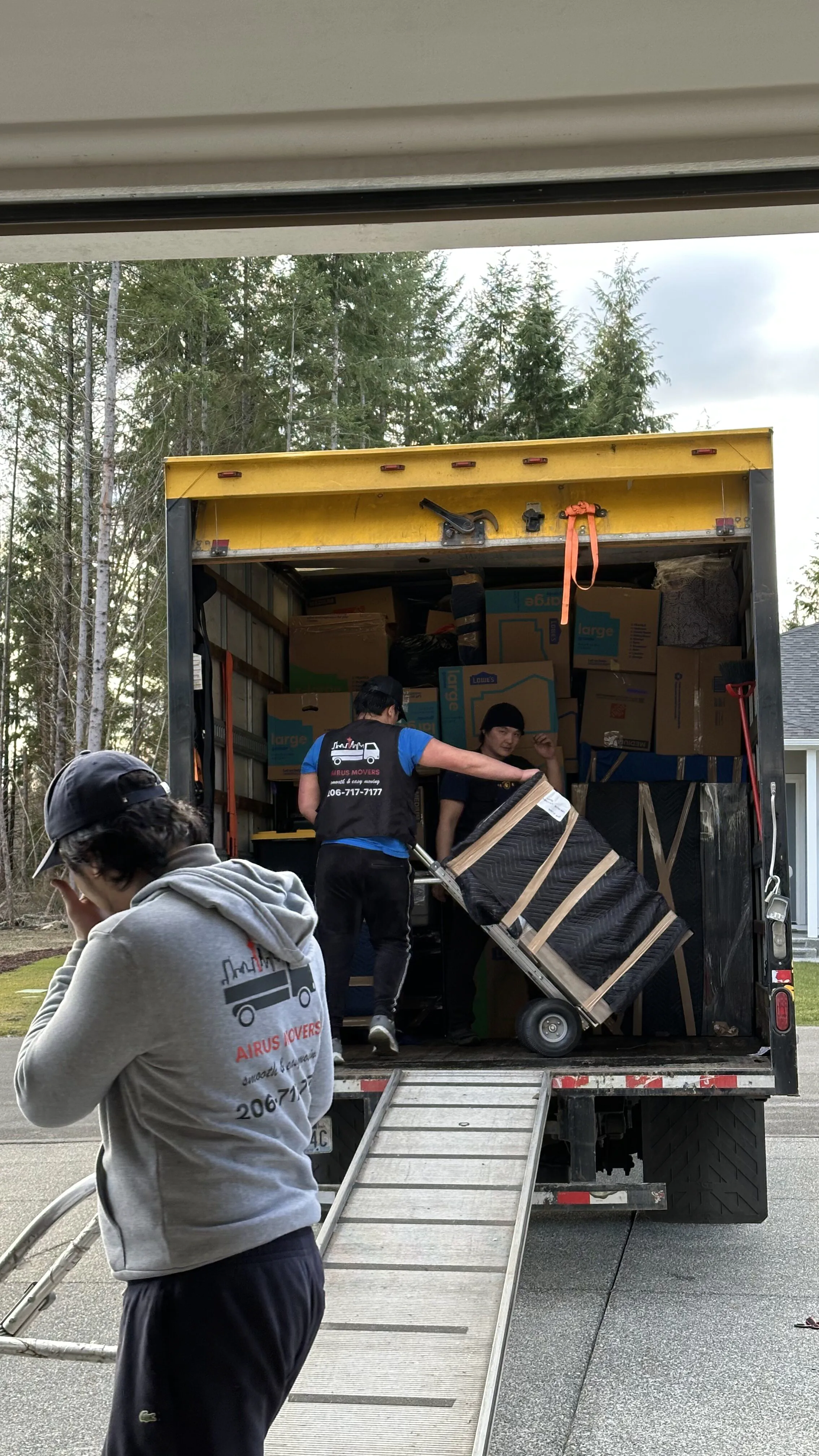 ASYL Movers crew at work — photo 8